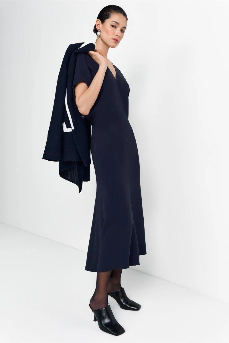 Tailliertes Midikleid mit V-Ausschnitt - Image 11