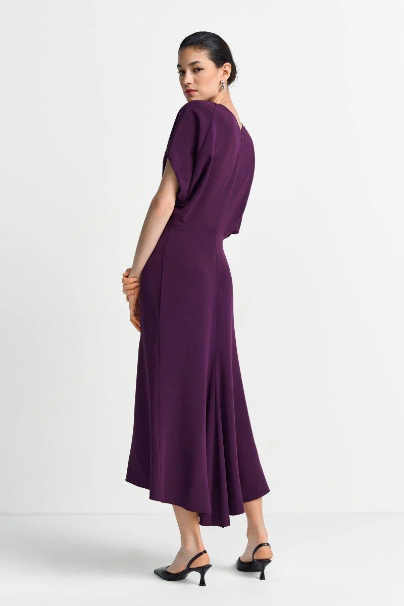 Tailliertes Midikleid mit V-Ausschnitt - Image 4