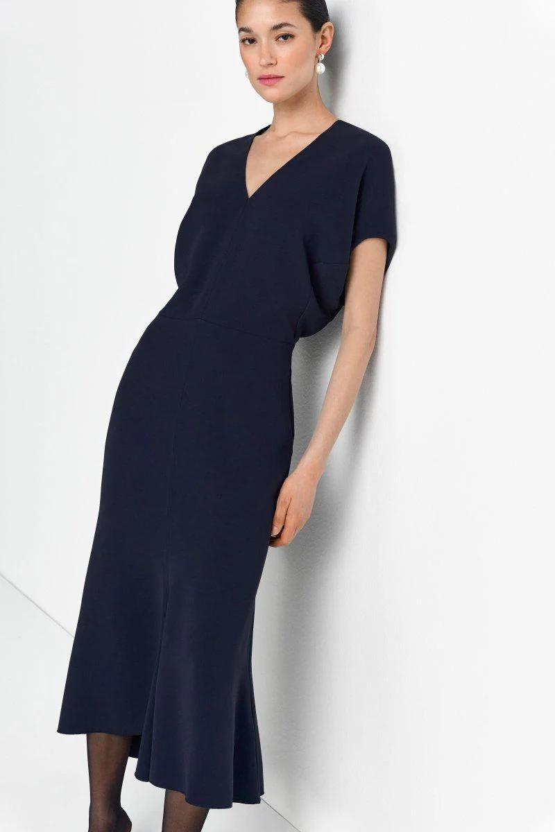 Tailliertes Midikleid mit V-Ausschnitt - Image 7