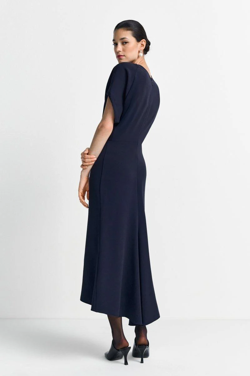 Tailliertes Midikleid mit V-Ausschnitt - Image 8
