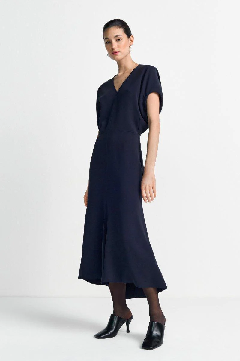 Tailliertes Midikleid mit V-Ausschnitt - Image 9