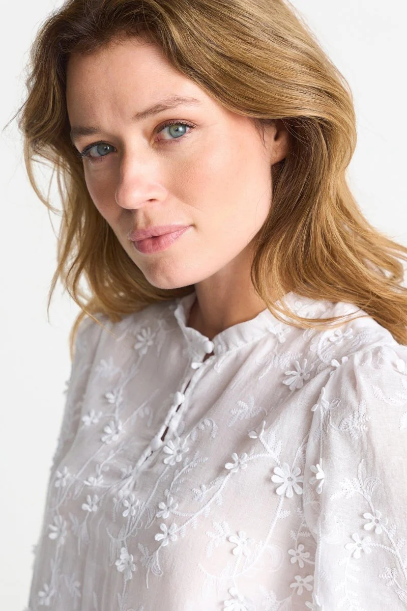 Weiße Bluse mit Stickerei - Image 2