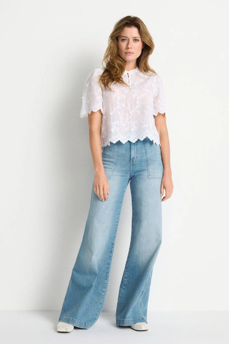 Weiße Bluse mit Stickerei - Image 3